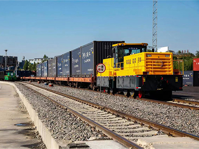 型轨路两用牵引车1