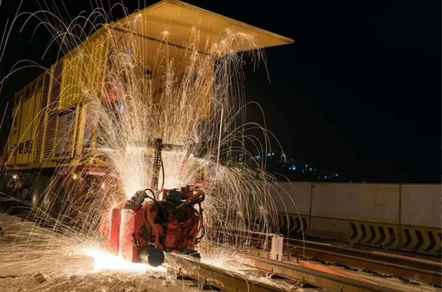 路轨两用焊轨车3