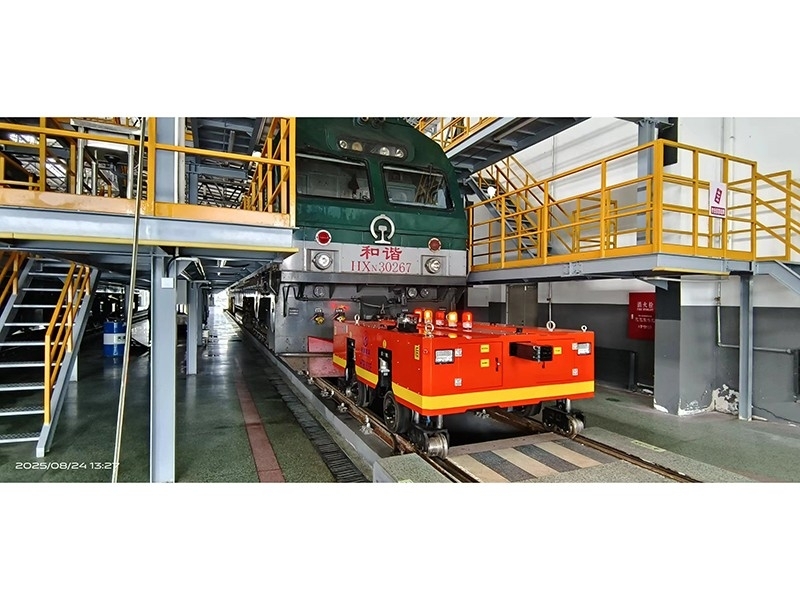 New energy road-rail dual-purpose vehicle HTR103E