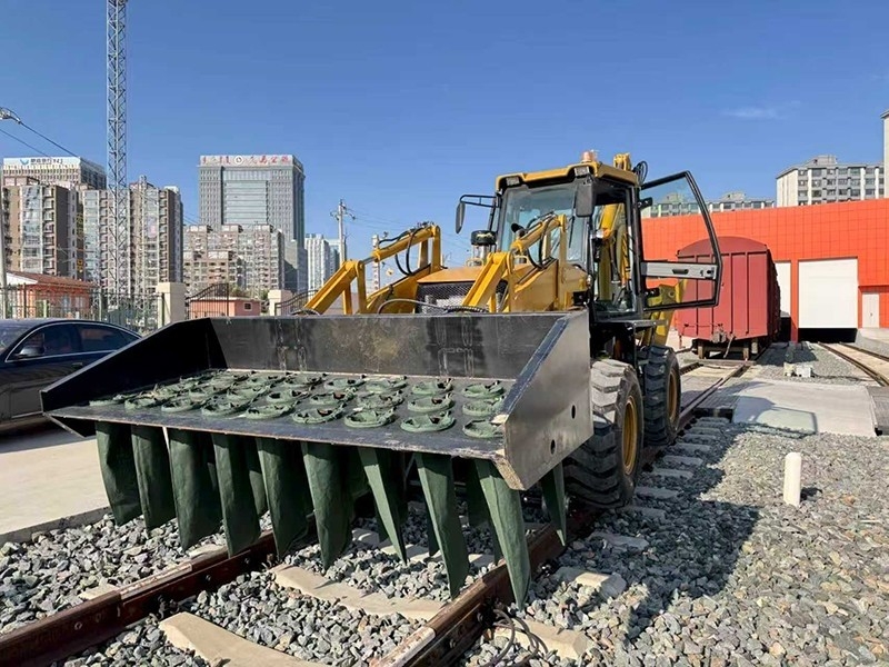 Multi-functional sand loading machine for both road and rail use
