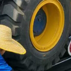 公铁两用装载机牵引车